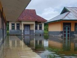 Curah Hujan Tinggi, Sekolah dan Rumah Dinas Guru di Desa Maratanajaya Terendam Banjir