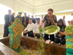 Boki Nita Melakukan Ziarah Ke Makam Sultan Mudaffar Sjah Saat Ikut Suami Kunker Ke Malut