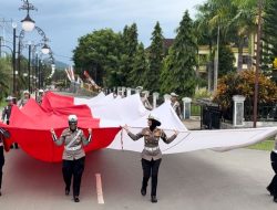 Peringati Hut RI Ke 80 Sat Lantas Polres Halteng Bentangkan dan Bagikan Bendera Merah Putih