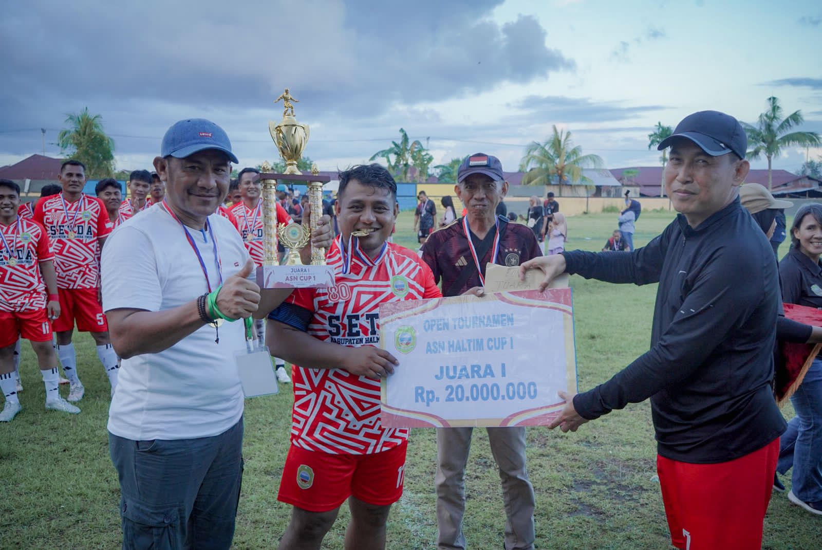 Penyerahan Piala serta Bonus kepada Tim Setda United FC oleh Sekda Haltim Ir Ricky Chairul Richat ST, MT