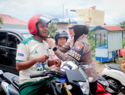 Satlantas Polres Halteng Berbagi 100 Helm Gratis ke Pengguna Jalan Raya