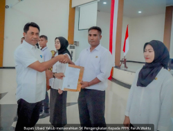 Bupati Haltim Serahkan 181 SK PPPK Paruh Waktu