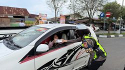 Hari Pertama Ramadan, Satlantas Polres Halteng Berbagi Takjil