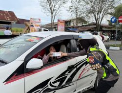Hari Pertama Ramadan, Satlantas Polres Halteng Berbagi Takjil