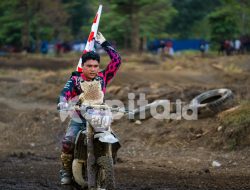 Pembalap Nasional Mario Salontahe Sabet Juara Umum Grasstrack Motocross Bupati Haltim 2026