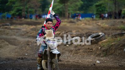 Pembalap Nasional Mario Salontahe Sabet Juara Umum Grasstrack Motocross Bupati Haltim 2026
