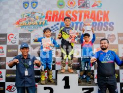 Tiga Pembalap Cilik Warnai Grasstrack Motocross Bupati Haltim 2026, Dafa Kresna Putra Raih Juara Mini Trail