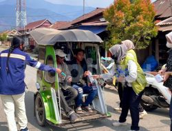 ANTAM Group Bagikan Masker di Tengah Kabut Asap Karhutla, Ajak Warga Waspada